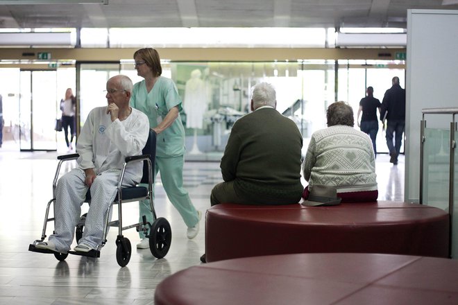 Celovita geriatrična ocena zmanjša potrebo po dolgotrajni institucionalni oskrbi in izboljša preživetje med krhkimi starimi ljudmi. FOTO: Leon Vidic/Delo