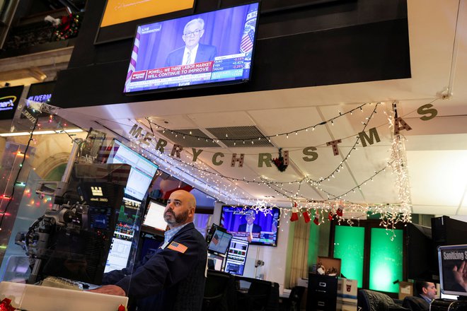 Finančniki pozorno spremljajo signale iz ameriške centralne banke. Foto Andrew Kelly/Reuters