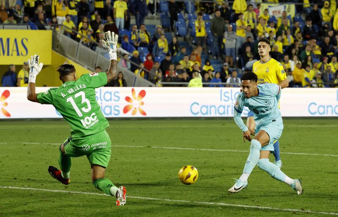 Mladi Brazilec Vitor Roque je novi up Barcelone, ki je v Las Palmasu prišla do zmage v sodnikovem dodatku. FOTO: Borja Suarez/Reuters