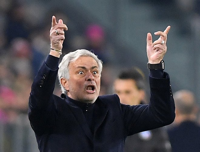 Jose Mourinho tudi na klopi Rome ne skriva svojega značaja. FOTO: Massimo Pinca/Reuters