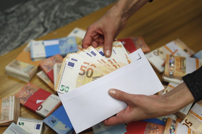 Slovenci imamo v denarju več kot 26 milijard evrov prihrankov. Foto: Leon Vidic