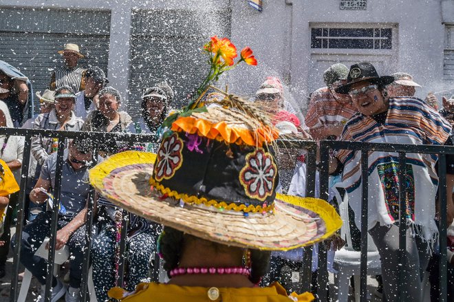 Utrinek iz parade med karnevalom črnih in belih v mestu Pasto v Kolumbiji. Karneval izvira iz mešanice andskih, amazonskih in pacifiških kulturnih izrazov ter slavi etnično raznolikost v regiji, Unesco pa ga je leta 2009 razglasil za nesnovno kulturno dediščino. Foto: Joaquin Sarmiento/Afp