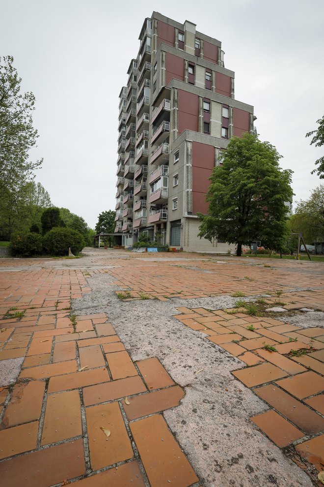 Ploščad na Kunaverjevi ulicI: da je »klinker« zaradi neodpornosti na toplotne spremembe docela neprimeren za uporabo zunaj stavb, je splošno znano ... FOTO: Jože Suhadolnik/Delo