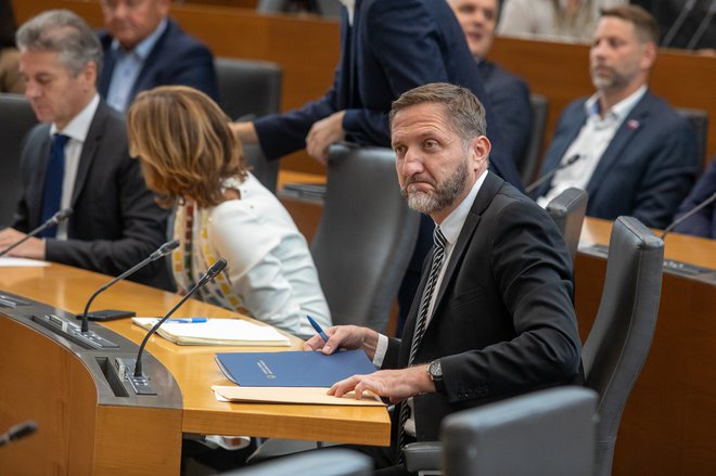 Minister Klemen Boštjančič je pri svoji ideji o strateškem svetu za davke dobil košarico socialnih partnerjev. Tudi v javnosti njegove napovedi niso dobro sprejete. FOTO: Jože Suhadolnik