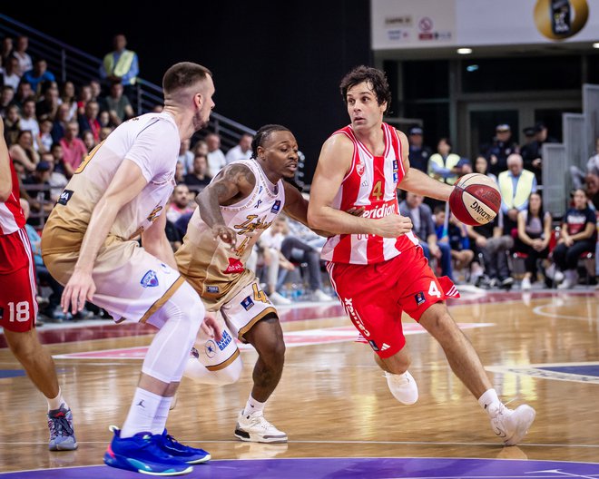 Miloš Teodosić (z žogo) ni igral na prvi tekmi s Cedevito Olimpijo v Beogradu. FOTO: ABA