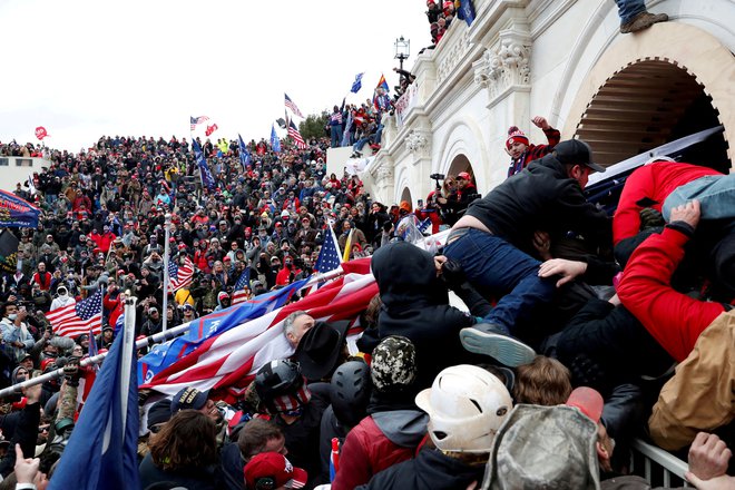 Po mnenju demokratov se je 6. januarja 2021 dogajala vstaja zaradi spodkopanih zakonitih volitev, po mnenju republikancev pa le miroljuben ­protest proti ukradenim volitvam. Foto Shannon Stapleton/Reuters