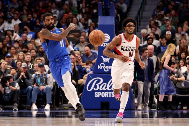 Kyrie Irving (levo) je ob odsotnostiLuke Dončića uspešno prevzel Dallasove vajeti igre v svoje roke. FOTO: Tim Heitma/Getty Images Via Afp