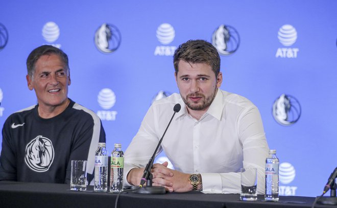 Luka Dončič je tudi »športni projekt« Marka Cubana (levo), ki je leta 2021 prišel v Ljubljano, da bi s 24-letnim Ljubljančanom podpisal petletno pogodbo. FOTO: Jože Suhadolnik/Delo