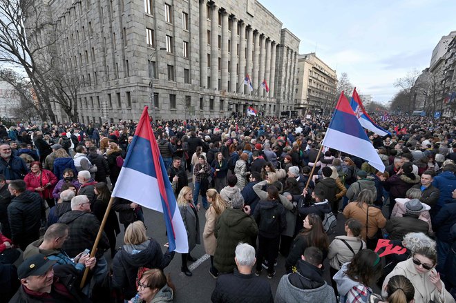 Demonstracije več tisoč protestnikov proti volilni goljufiji oblasti v Srbiji ne sežejo do srca, vse manj je tudi upanja, da jim bo prisluhnila mednarodna skupnost. FOTO: Andrej Isakovic/AFP