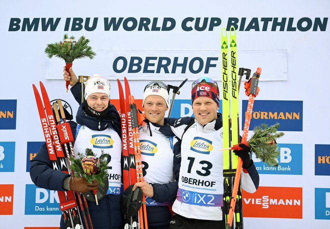 V norveškem zasledovalnem spopadu je bil najboljši Endre Strømsheim (v sredini), na zmagovalnem odru pa ni bilo nobenega od bratov Bø. FOTO: Tobias Schwarz Afp