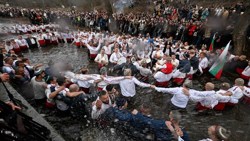 Bolgarski verniki plešejo tradicionalni ples »horo« v reki Tundži v Kaloferju v okviru praznovanja dneva Gospodovega rojstva. Po tradiciji vzhodnopravoslavni duhovnik v reko vrže križ in verjame se, da bo tisti, ki ga bo poiskal, vse leto zdrav, prav tako vsi, ki plešejo v ledeni vodi. Foto: Nikolay Doychinov/Afp