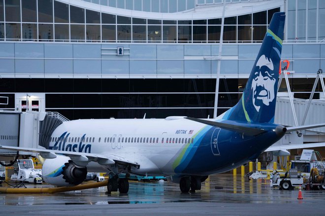 Boeing 737 Max 9 družbe Alaska Airlines je zasilno pristal na letališču v Portlandu 35 minut po vzletu, potem ko je odpadel panel z zasilnimi vrati. Na krovu je bilo 171 potnikov in šest članov posadke. FOTO: Stephen Brashear/Getty Images Via Afp