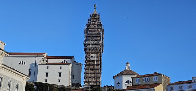 Piranski zvonik iz leta 1609, ki je kopija beneškega zvonika na Markovem trgu, je potreboval temeljito prenovo. Foto Boris Šuligoj