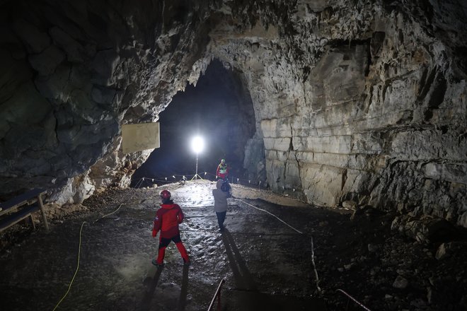 V jamo se steka tudi voda iz Hrvaške, kjer so trenutno še aktivne padavine. FOTO: Dejan Javornik/Slovenske novice