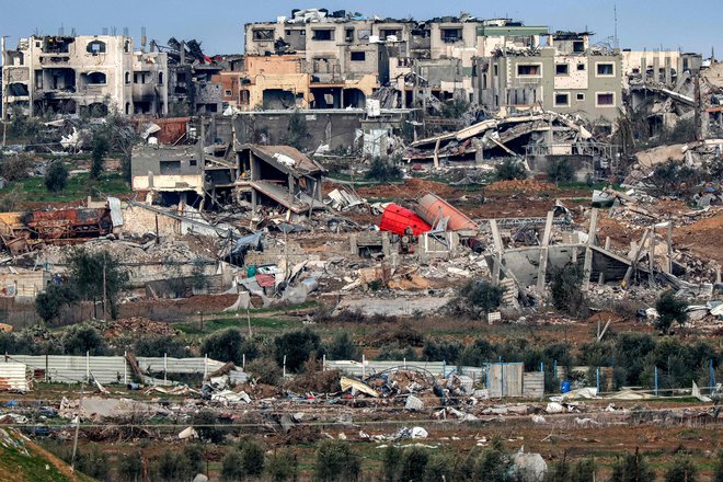 »Gaza je postala kraj smrti in obupa,« je najnovejši črni mejnik vojne komentiral Martin Griffiths, vodja ZN za humanitarne zadeve. Po njegovi oceni je enklava postala tudi »nenaseljiva«. FOTO: Jack Guez/Afp