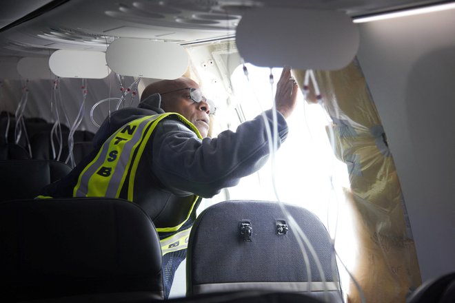 Letalo družbe Alaska Airlines s 177 ljudmi na krovu je v soboto zasilno pristalo, potem ko je kmalu po vzletu z njega odpadel panel. FOTO: NTSB via Reuters