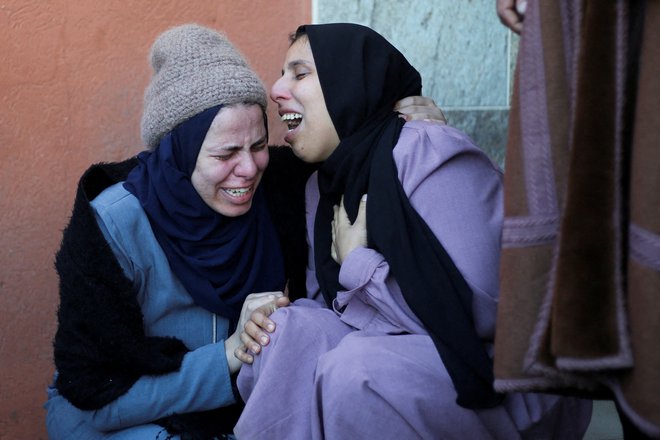 Žalujoči Palestinki, potem ko so izraelski vojaki ubili njune bližnje. FOTO: Ahmed Zakot/Reuters