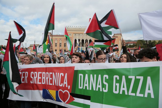 Dan potem, ko so v Sarajevu na mirnem shodu podprli trpeče v Gazi, Bosno in Hercegovino preletavajo ameriška letala v svarilo in opomin tistim, ki dosledno zanikajo in slavijo zločine storjene na tleh BiH. Foto Amel Emric Reuters