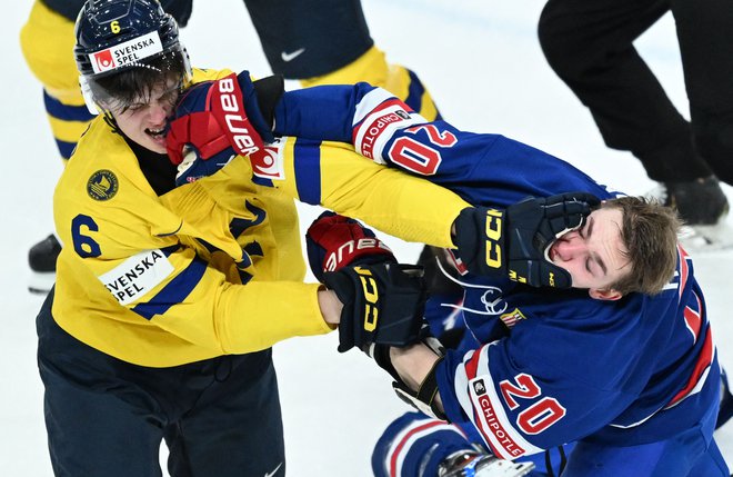 Švedski branilec Anton Johansson in ameriški branilec Lane Hutson se spopadeta med finalno tekmo hokeja na ledu med ZDA in Švedsko za naslov svetovnega mladinskega prvaka IIHF v Göteborgu na Švedskem. Foto: Bjorn Larsson Rosvall/Afp

 