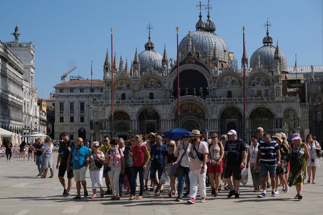 Mesto, veliko le 7,6 kvadratnega kilometra, je po podatkih italijanskega statističnega urada leta 2019 gostilo skoraj 13 milijonov turistov. FOTO: Manuel Silvestri/Reuters