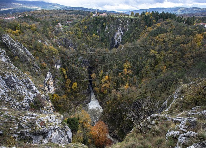 Udornici Mala in Velika dolina sta med seboj ločeni z naravnim mostom, pod katerim se reka Reka v slapu izliva v jezero. FOTO: Park Škocjanske jame