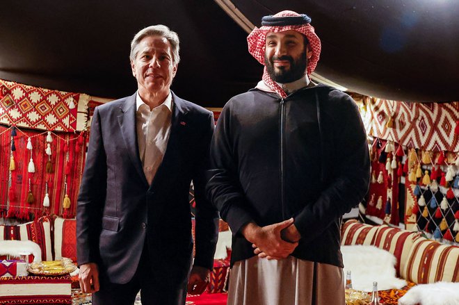 Antony Blinken s kronskim savdskim princem Mohamedom bin Salmanom. FOTO: Evelyn Hockstein/AFP