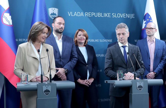Najpomembnejši predstavniki strank so v teh dneh uskladili prioritete koalicije. Medtem postaja generalna sekretarka Gibanja Svoboda Vesna Vuković (v sredini) vse bolj moteč člen Golobove verige. FOTO: Blaž Samec