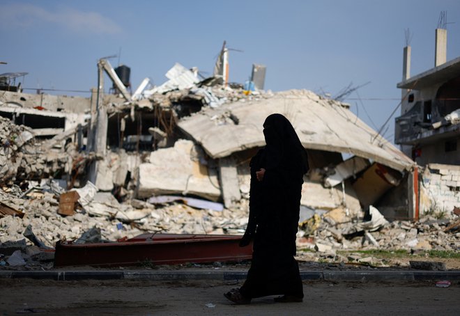 »Prišel je čas, da muslimanske države podprejo odpor z orožjem, saj to ni samo bitka palestinskega ljudstva,« je Hanija po poročanju francoske tiskovne agencije AFP sporočil iz Dohe. FOTO: Mohammed Salem/Reuters
