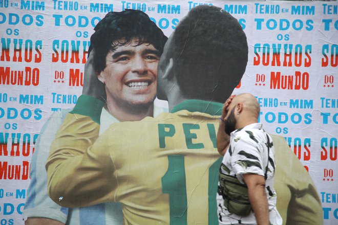 Diego Maradona in Pele po mnenju mnogih sodita na vrh najboljših nogometašev vseh časov. FOTO: Carla Carniel/Reuters