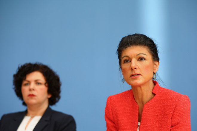 Amira Mohamed Ali in Sahra Wagenknecht bosta skupaj vodili novoustanovljeno stranko, ki računa na volivce AfD, CDU pa tudi SPD. FOTO: Nadja Wohlleben/Reuters