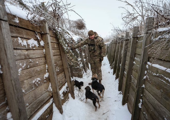 Po mnenju nekaterih analitikov Ukrajino bolj kot pomanjkanje orožja pesti težava, da nimajo dovolj ljudi, ki bi ga hoteli uporabiti. FOTO: Sofija Gatilova/Reuters