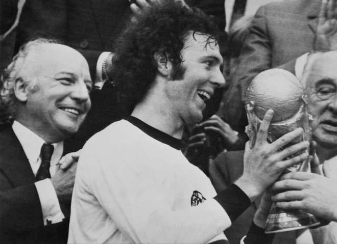 Franz Beckenbauer s šampionskim pokalom na svetovnem prvenstvu leta 1974. FOTO: AFP