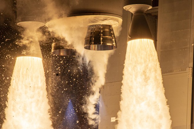 Brutalna moč raketnih motorjev vulcana, ki je pred dnevi uspešno opravil krstni polet. Letos se obeta še več krstnih poletov raket. FOTO: United Launch Alliance

 
