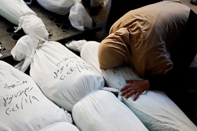 Palestinka objokuje smrt svojih bližnjih. FOTO: Mohammed Salem/Reuters