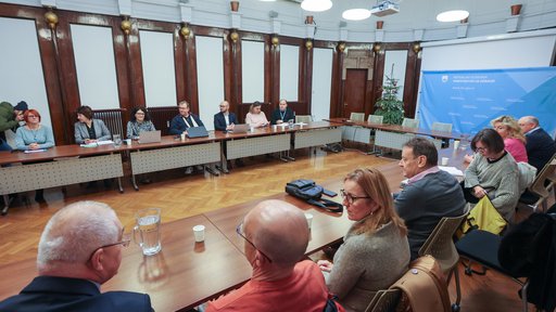 Prvi sestanek s stavkovnim odborom Fidesa, kjer so se začela pogajanja glede rešitve stavkovnih zahtev. FOTO: Matej Družnik/Delo
