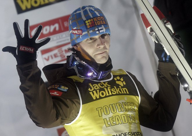Janne Ahonen z rekordnimi petimi lovorikami ostaja kralj novoletne turneje. FOTO: Dominic Ebenbichler/Reuters