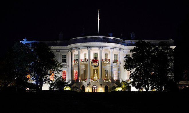 V svetu, ki se spopada z vojnami in gospodarsko šibkostjo, bo možnost Trumpove zmage oslabila položaj ZDA na svetovnem odru FOTO: Kevin Lamarque/Reuters