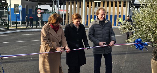 Rezanje traku na kamionskem terminalu, od leve: predsednica uprave Luke Koper Nevenka Kržan, ministrica Alenka Bratušek in direktor Kolektorja CPG Kristjan Mugerli. FOTO: Boris Šuligoj/Delo