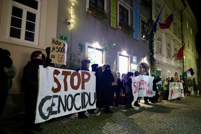 Protest proti genocidu nad Palestinci in sionizmu pred Mini Teatrom. FOTO: Črt Piksi 
