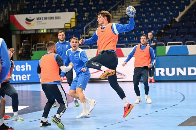 Slovenci so včeraj trenirali v Mercedes-Benz Areni. FOTO: RZS