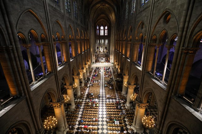 Pariški nadškof Laurent Ulrich je poskrbel za precej razburjenja pri naročilih nove cerkvene opreme, ki naj bi bila minimalistična. Fotografiji AFP