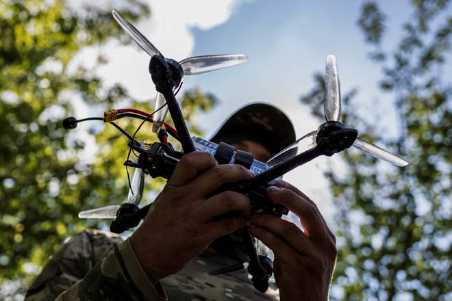 Lani se je začela množična proizvodnja »garažnih« FPV-dronov. Ukrajinci naj bi jih izdelali okoli 50 tisoč na mesec, Rusi pa verjetno že čez sto tisoč. FOTO: Vjačeslav Ratinski/Reuters

 