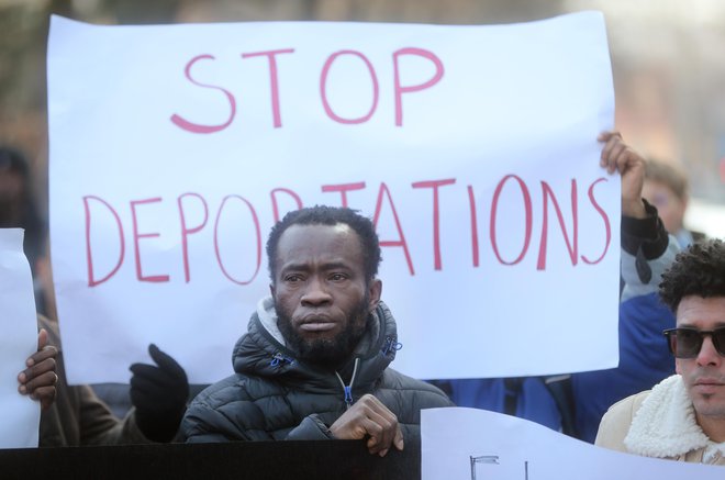 Deportacije grozijo tudi redno zaposlenim in integriranim prosilcem za azil. FOTO: Blaž Samec/Delo