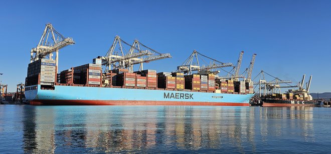 Maerskova ladja Hangzhou je zadnje dni pretovarjala v Luki Koper. Konec decembra je bila tarča napadov hutijskih upornikov. Matice prihajajo v Koper z deset- do 15-dnevno zamudo. FOTO: Boris Šuligoj