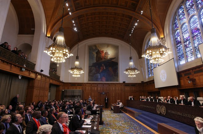 V Haagu je včeraj predstavila svoje argumente Južna Afrika, danes bo na vrsti Izrael, ki očitke v celoti zavrača. Foto Thilo Schmuelgen/Reuters