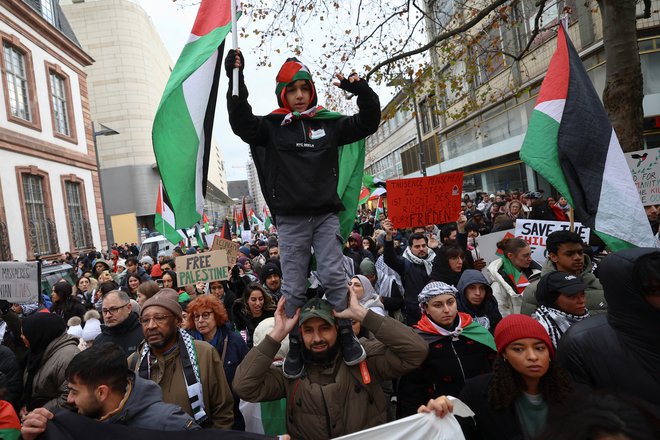 V nemških mestih so prepovedane vse demonstracije v podporo Palestini.

FOTO: Kai Pfaffenbach/Reuters