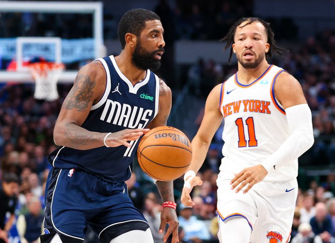 Kyrie Irving (levo) je imenitno nadomestil vlogo vodje na parketu Luke Dončića in gostom iz New Yorka,med katerimi je prvič po odhodu iz Dallas igral tudi Jalen Brunson, nasul 44 točk. FOTO: Kevin Jairaj/Usa Today Sports Via Reuters Con