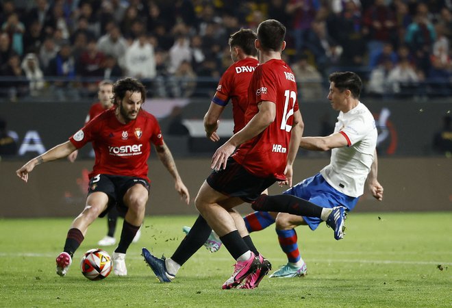 Robert Lewandowski je po uri igre strl odpor Osasune v drugem polfinalu španskega superpokala in Barceloni odprl vrata za dvoboj z največjim tekmecem iz Madrida. FOTO: Juan Medina/Reuters