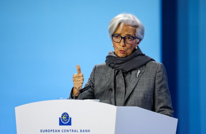 ECB nerada govori o možnih znižanjih referenčnih obrestnih mer, čeprav se je inflacija močno znižala in približala ciljnima dvema odstotkoma. FOTO: Kai Pfaffenbach/Reuters