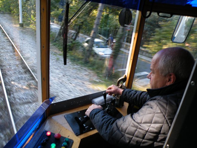 Tramvaj vozi po delu proge, ki mu Tržačani pravimo Štorklja. FOTO: Vane Fortič